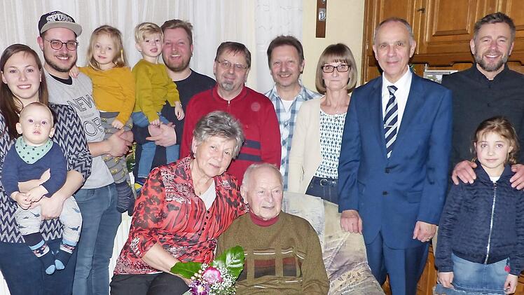 Das Jubelpaar Sieglinde und Henry Buß (sitzend) mit (stehend, von links) Dani mit Urenkel Martin, Enkel Christopher mit Urenkelin Emma, Enkel Patrick mit Urenkel Noah, die Söhne Thomas und Ralf, Schwiegertochter Sabine, Marktleugasts Bürgermeister Franz Uome sowie Sohn Jürgen und Enkeltochter Linda Foto: Klaus-Peter Wulf