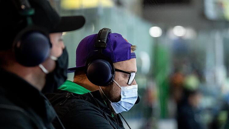 Mike Endt (rechts) hat beim Kommentieren der Alligators-Spiele oft mit seiner anlaufenden Brille zu kämpfen. Ablegen kann er sie aber nicht: "Ohne Brille sehe ich nur das halbe Spielfeld." Foto: Thomas Hahn