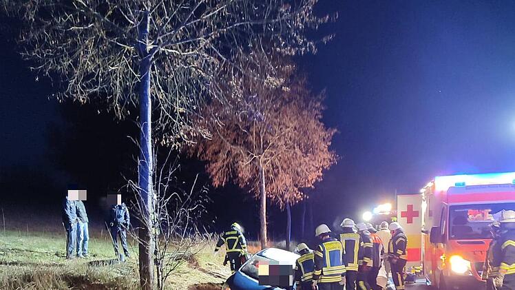 B303 bei Tambach: 73-J&auml;hrige bei schwerem Unfall in Auto eingeklemmt - Feuerwehr muss T&uuml;ren aufschneiden