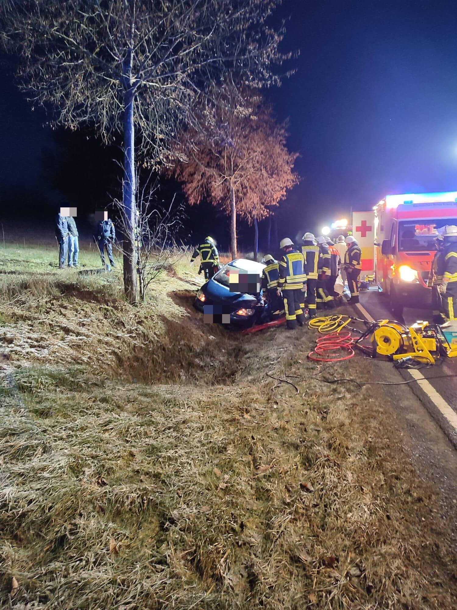 B303 bei Tambach Schwerer Unfall führt zu Vollsperrung Feuerwehr