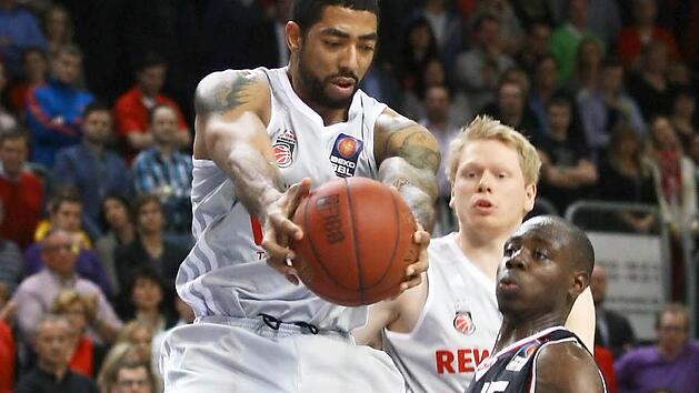 Jeremiah Massey schnappt sich den Ball vor dem Braunschweiger Eric Boateng; hinten Brose-Center Philipp Neumann. Fotos: sportpress