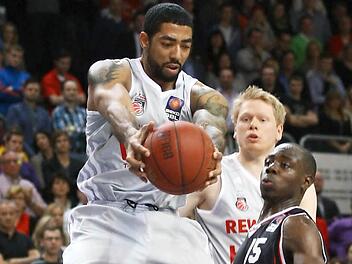 Jeremiah Massey schnappt sich den Ball vor dem Braunschweiger Eric Boateng; hinten Brose-Center Philipp Neumann. Fotos: sportpress