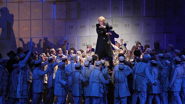 Finale des 1. Akts mit Tuomas Prusio als Friedrich und dem Chor der Oper Leipzig