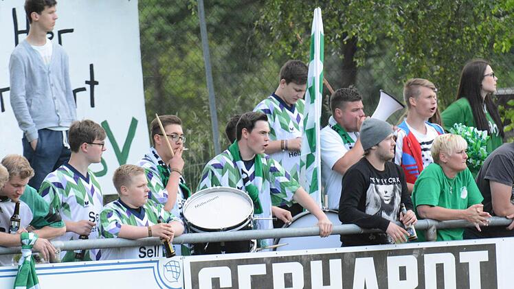 Bestens war die Stimmung in Thulba beim Spiel des SV Machtilshausen gegen den TSV Stangenroth. Foto: ssp