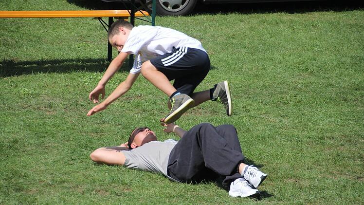 Rayn wurde von einem mutigen Teilnehmer des Ferienprogramms mit einer Hechtrolle übersprungen. Foto: Helmut Will