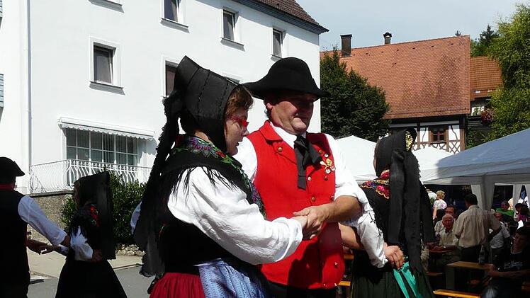 Die Kirchweih als das zentrale Fest in fränkischen Dörfern und Kleinstädten, historisch begründet, bis heute wichtig für die Bestätigung der örtlichen Identität. Und dann kommen diese fränkischen Autoren mit ihren "Kirchweihleichen" daher. Foto: Archiv