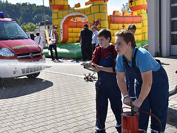 Für allen kleinen Besucher hatte die Jugend-Feuerwehr ein tolles Programm auf die Beine gestellt, Sebastian Lösch und René Müller bewiesen hier ihre Treffsicherheit mit der Kübelspritze. Foto: Gabi Arnold