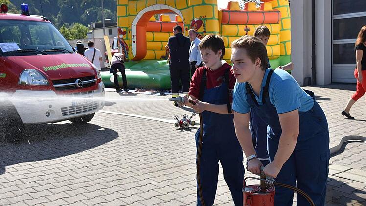 Für allen kleinen Besucher hatte die Jugend-Feuerwehr ein tolles Programm auf die Beine gestellt, Sebastian Lösch und René Müller bewiesen hier ihre Treffsicherheit mit der Kübelspritze. Foto: Gabi Arnold