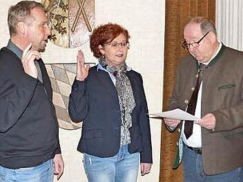 Bei der Sitzung am Dienstabend wurden die beiden neu gewählten Bürgermeister-Stellvertreter Doris Manz (CSU) und Volker Matysiak (SPD) von Alfred Kolenda (rechts) vereidigt. Foto: Klaus-Peter Wulf