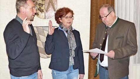 Bei der Sitzung am Dienstabend wurden die beiden neu gewählten Bürgermeister-Stellvertreter Doris Manz (CSU) und Volker Matysiak (SPD) von Alfred Kolenda (rechts) vereidigt. Foto: Klaus-Peter Wulf
