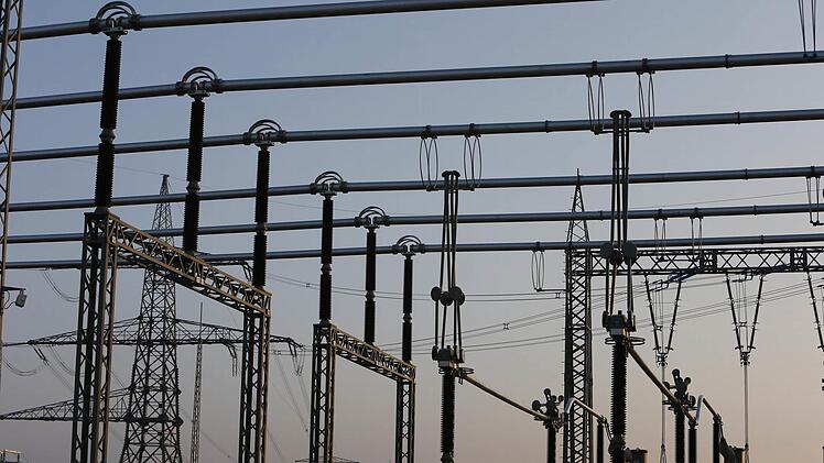 So funktioniert ein Umspannwerk: Die Sammelschiene: Sammelt ein- und abgehenden Strom und verteilt ihn auf die Schaltfelder des Umspannwerks. Foto: Matthias Hoch