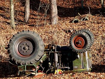 Bei dem Unfall kam der Traktor umgekehrt zum Liegen. Der Fahrer wurde schwer verletzt. Fotos: Günther Geiling