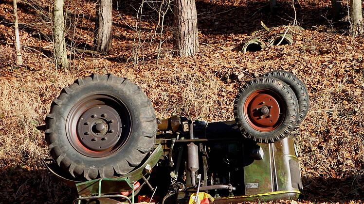 Bei dem Unfall kam der Traktor umgekehrt zum Liegen. Der Fahrer wurde schwer verletzt. Fotos: Günther Geiling