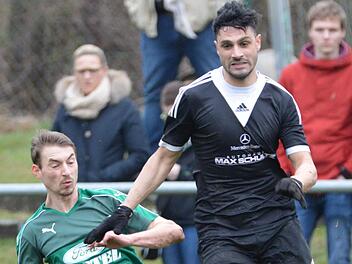Sahin Yesilyurt ist beim TSV Sonnefeld der Mann f&uuml;r die wichtigen Tore. Auch beim ASV Kleintettau will der ehemalige Landesligaspieler wieder treffen. In dieser Szene setzt er sich gegen den Marktzeulner Thomas Riedel (fr&uuml;her beim TSV M&ouml;nchr&ouml;den) durch. Foto: Gunther Czepera