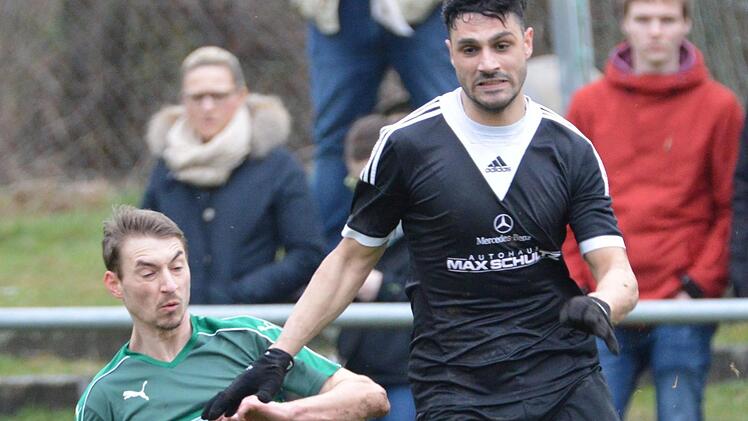 Sahin Yesilyurt ist beim TSV Sonnefeld der Mann f&uuml;r die wichtigen Tore. Auch beim ASV Kleintettau will der ehemalige Landesligaspieler wieder treffen. In dieser Szene setzt er sich gegen den Marktzeulner Thomas Riedel (fr&uuml;her beim TSV M&ouml;nchr&ouml;den) durch. Foto: Gunther Czepera