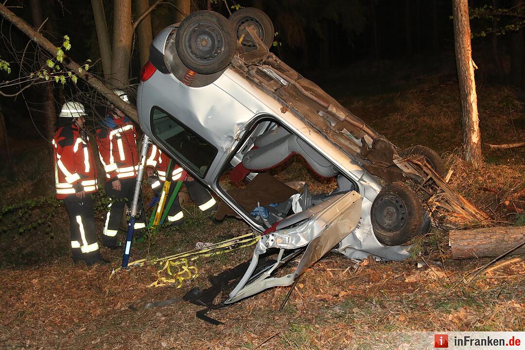 Auto kommt von B303 ab und landet zwischen Bäumen
