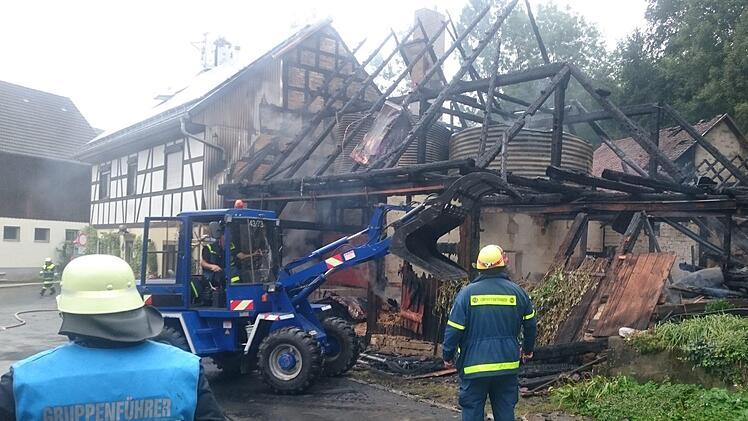 Das völlig ausgebrannte Skellett der Scheune im Bad Rodacher Stadtteil Oettingshausen. Foto: Berthold Köhler