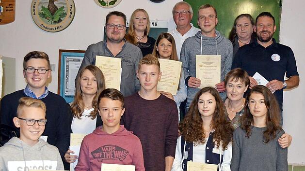 Die Sieger der 32. Ortsmeisterschaft im Luftgewehrschießen bei den Erwachsenen und Jugendlichen, hinten Mitte Schützenmeister Reinhold Göhl.  Fotos: Thomas Micheel