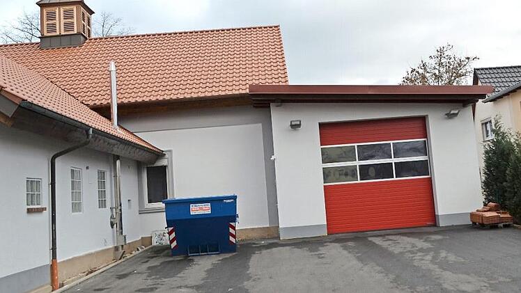Das in Eigenleistung sanierte Feuerwehrhaus mit dem neu angebauten Stellplatz (rechts) für das neue Fahrzeug Foto: Thomas Micheel