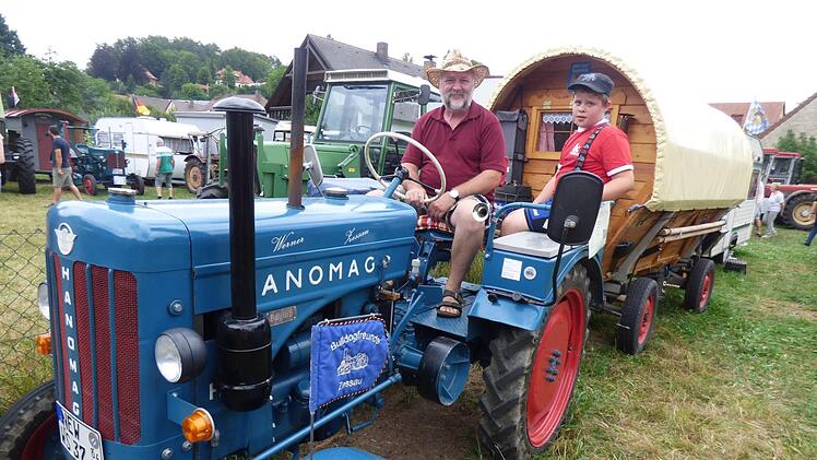 Aus Zessau in der Oberpfalz kam Stephan Schwitalla mit seinem  liebevoll restauriertem Hanomag R16B mit Baujahr 1954 erstmals zum  Bulldogtreffen nach Waischenfeld. Im Schlepptau einen alten Truhenwagen den  er als voll funktionsfährigen Wohnwagen mit Bett und Küche umgebaut hat.  Über Pegnitz war er über drei Stunden nach Waischenfeld unterwegs wo er  schon am Freitag ankam und erst am Montag wieder zurückfuhr. Den Hanomag  hatte sein Vater vor zehn Jahren gekauft und dann restauriert. Wie  ...