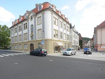 Das sogenannte Neue Schloss an der Kissinger Maxstra&szlig;e ist ein Mietshaus und wurde vor rund 110 Jahren auch als solches errichtet.  Siegfried Farkas