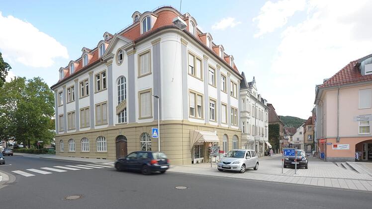 Das sogenannte Neue Schloss an der Kissinger Maxstra&szlig;e ist ein Mietshaus und wurde vor rund 110 Jahren auch als solches errichtet.  Siegfried Farkas