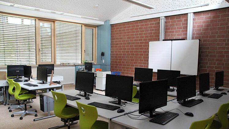So sehen die Klassenzimmer aus - hier der Computerraum. Foto: Ulrike Müller