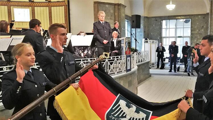 Die Fahnenabordnung bei der Vereidigung.Sigismund von Dobschütz