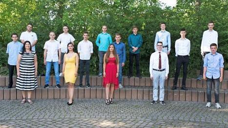 Abschlussschüler der zehnten Klasse in Neunkirchen mit Klassenlehrerin Christiane Hubert