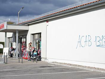 Die Fassade der Rossmann-Drogerie ziert nun ein polizeiverachtender Schriftzug.