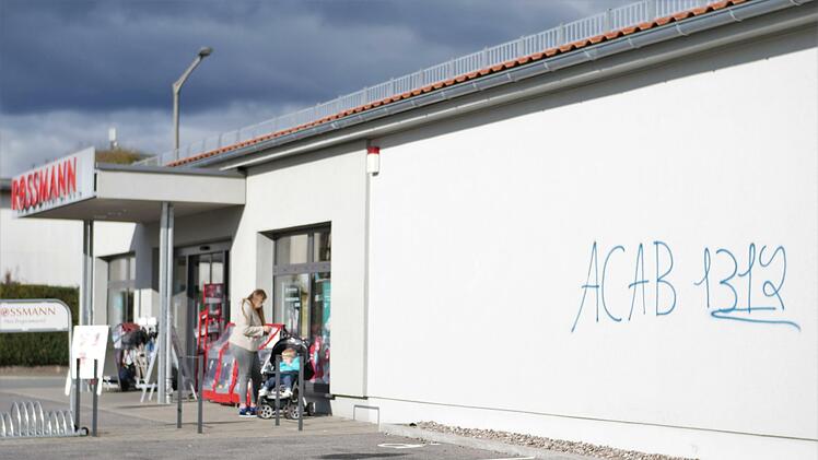 Die Fassade der Rossmann-Drogerie ziert nun ein polizeiverachtender Schriftzug.