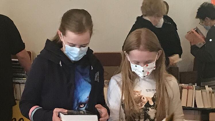 Jung und alt st&ouml;berte bei der Buchmesse.