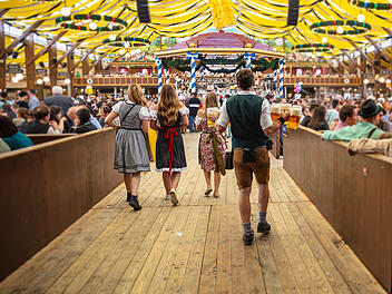 München: Frau auf Wiesn im Festzelt vergewaltigt - Freunde verfolgen Täter