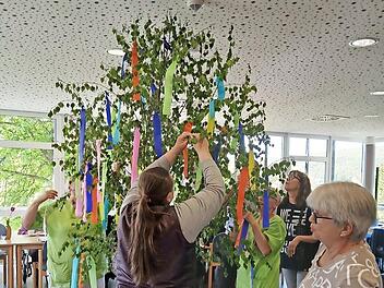 Der Maibaum wird geschm&uuml;ckt.