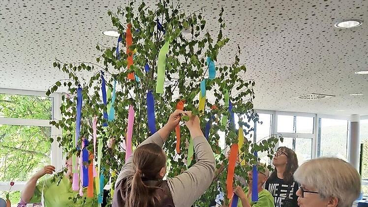 Der Maibaum wird geschm&uuml;ckt.