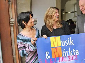 Inge Bulheller und Nadine Bötsch von Kultourismus und Bürgermeister Helmut Blank finden das neue Design für künftige Imagewerbung richtig gut. Beim Stadtfest wird sie zum ersten Mal auftauchen. Foto: Heike Beudert