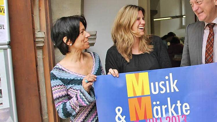 Inge Bulheller und Nadine Bötsch von Kultourismus und Bürgermeister Helmut Blank finden das neue Design für künftige Imagewerbung richtig gut. Beim Stadtfest wird sie zum ersten Mal auftauchen. Foto: Heike Beudert