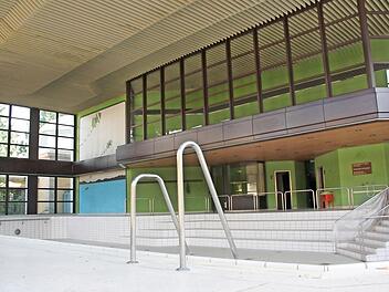 Die 9000 Kubikmeter große "Bausünde" wird beseitigt, das Material recyclet. Das Bad kann nicht ins Behördenzentrum integriert werden. Fotos: Edgar Bartl