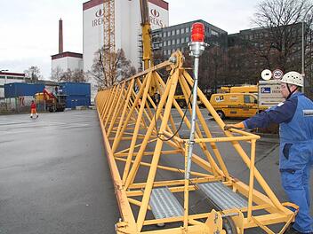 Der Kranausleger ist 65 Meter lang - und benötigt den gesamten Ireks-Vorplatz zur Demontage. Fotos: Sonja Adam