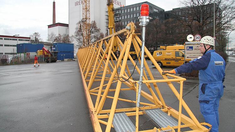 Der Kranausleger ist 65 Meter lang - und benötigt den gesamten Ireks-Vorplatz zur Demontage. Fotos: Sonja Adam