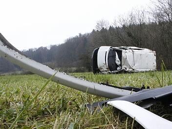 Kollegen sammelten die Einzelteile des stark zertrümmerten Unfallfahrzeuges zusammen. Foto: Josef Hofbauer