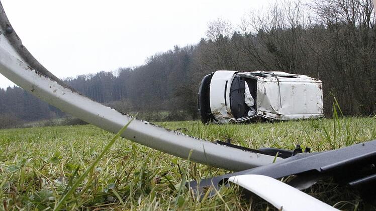 Kollegen sammelten die Einzelteile des stark zertrümmerten Unfallfahrzeuges zusammen. Foto: Josef Hofbauer