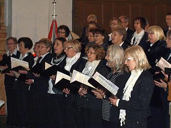 Der gemischte Chor des Gesangvereins Liederkranz bildete den Abschluss der Zeiler Weihnacht.  Fotos: Wolfgang Ortloff