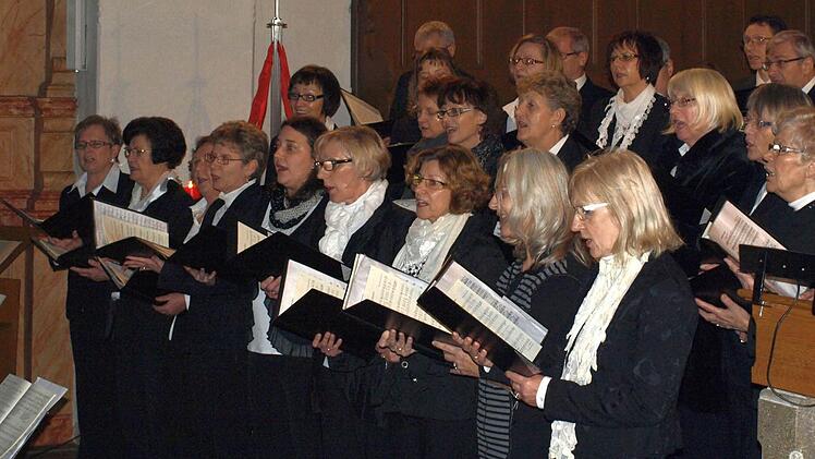 Der gemischte Chor des Gesangvereins Liederkranz bildete den Abschluss der Zeiler Weihnacht.  Fotos: Wolfgang Ortloff