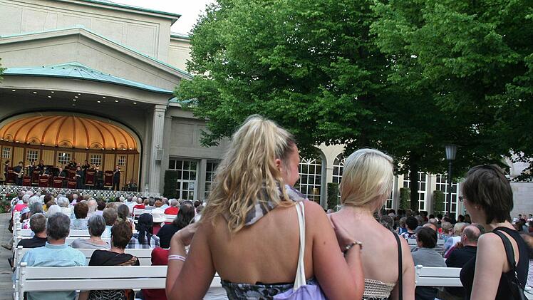Auch die Jugend genießt Musik und Ambiente im Kurgarten.  Foto: Werner Vogel
