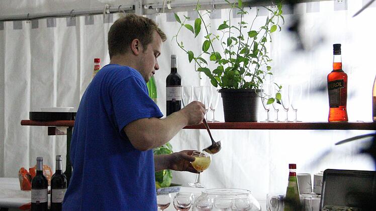 Stefan Sauer bediente an der zur Jubiläumsausgabe erstmals geöffneten Bar im Festzelt. Foto: Daniel Ruppert