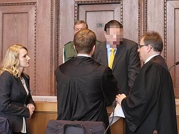 Der Angeklagte und seine Verteidiger. Foto: Nikolas Pelke