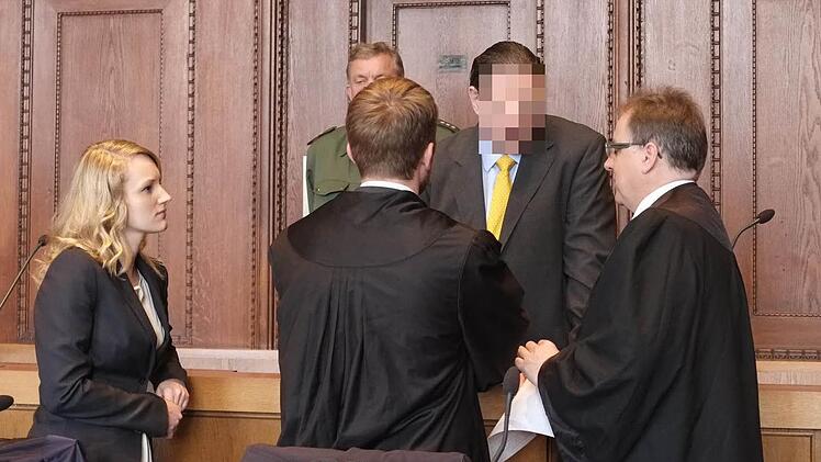Der Angeklagte und seine Verteidiger. Foto: Nikolas Pelke