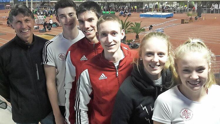 TSH-Trainer Peter Müller (v. li.) mit seinen Athleten: Niklas Wiesener, Christopher Zahl, Justus Santier, Anne Lohmann, Chiara Ebner. Foto: TSH