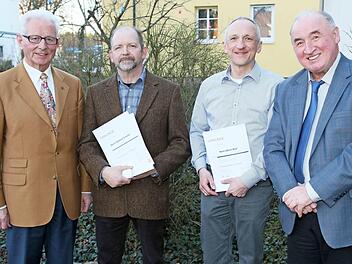 Ulrich Wolf wurde für seine langjährige Tätigkeit im Vorstand des Caritasverbandes mit dem Ehrenzeichen in Gold geehrt. Diethard Schaller bekam für über 20 Jahre ehrenamtliche Tätigkeit das Ehrenzeichen in Silber. Von links: Hermann Beckering, Diethard Schaller, Ulrich Wolf und Richard Reich.  Foto: Desombre